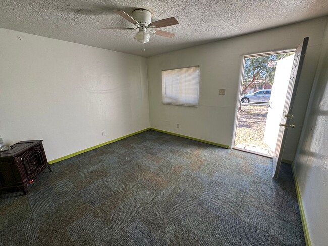 334 Charleston St SE in Albuquerque, NM - Foto de edificio - Building Photo