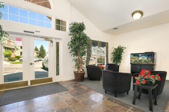 12183 W Cross Dr, Unit 101 in Littleton, CO - Foto de edificio - Building Photo