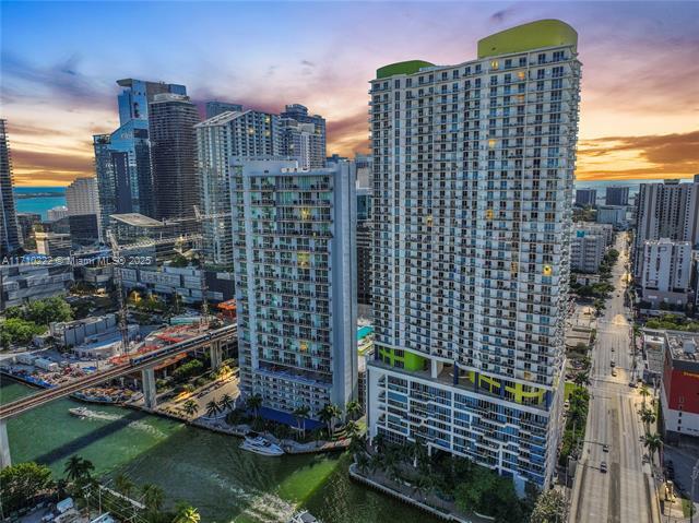 185 SW 7th St, Unit 603 in Miami, FL - Foto de edificio