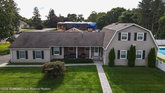 9 Harbor Ct in West Long Branch, NJ - Building Photo