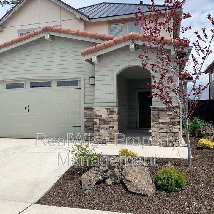 63105 NW Via Cambria in Bend, OR - Building Photo