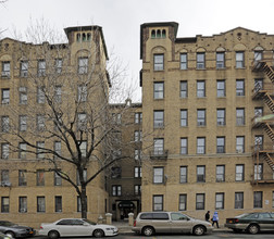 43-23 40th Street in Long Island City, NY - Foto de edificio - Building Photo