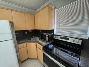 16118 NE 21st Ave in North Miami Beach, FL - Building Photo - Building Photo