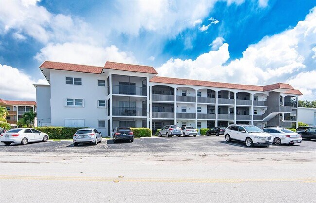 651 Pine Dr, Unit 306 in Pompano Beach, FL - Building Photo - Building Photo