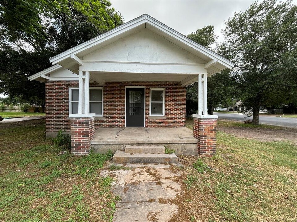 411 Merchant St in El Campo, TX - Building Photo