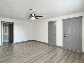 2526 Louise St, Unit B in Denton, TX - Building Photo - Building Photo