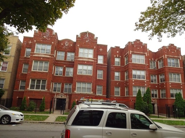 6745 S Clyde Ave in Chicago, IL - Building Photo - Building Photo