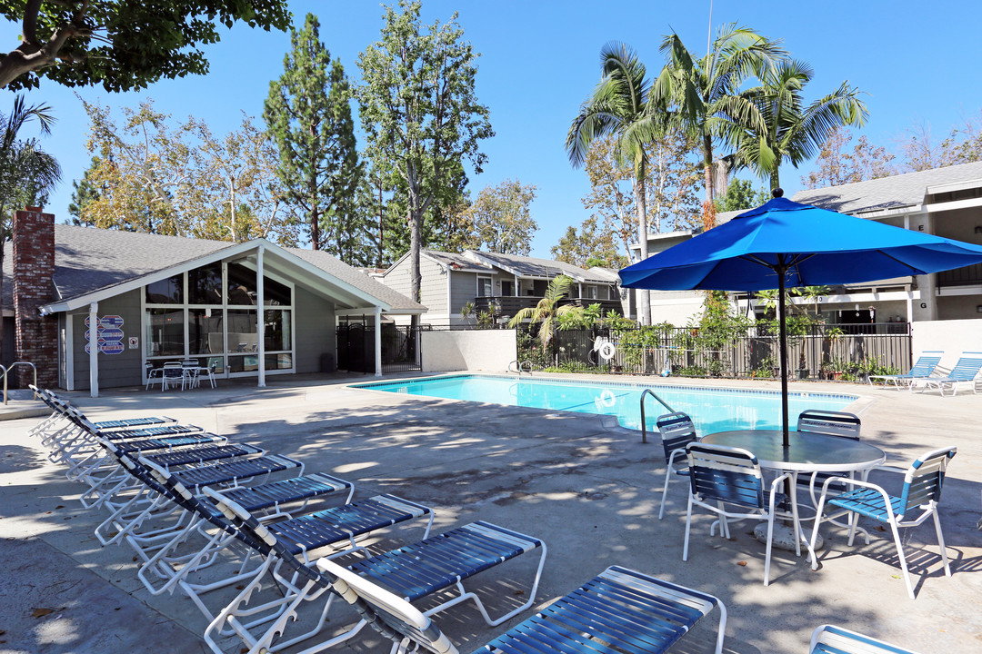 Highland Meadows Apartments in Fullerton, CA - Building Photo