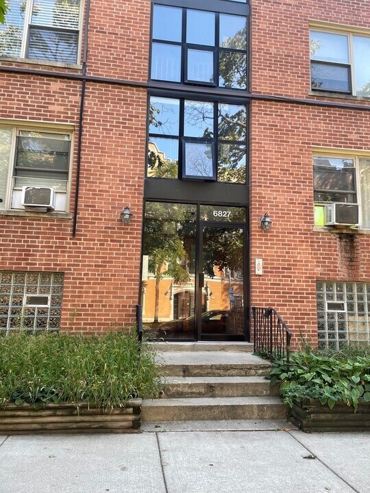 6827 N Oakley Ave in Chicago, IL - Building Photo