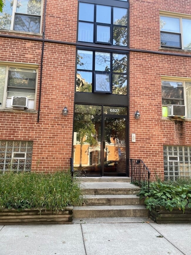 property at 6827 N Oakley Ave