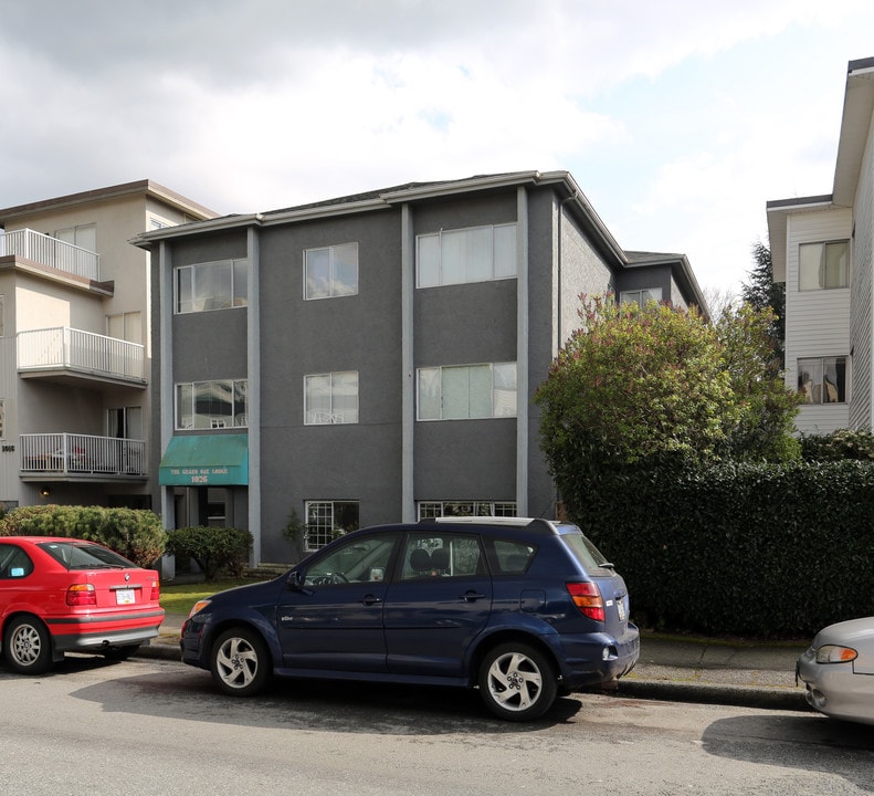 The Grand Oak Lodge in Vancouver, BC - Building Photo
