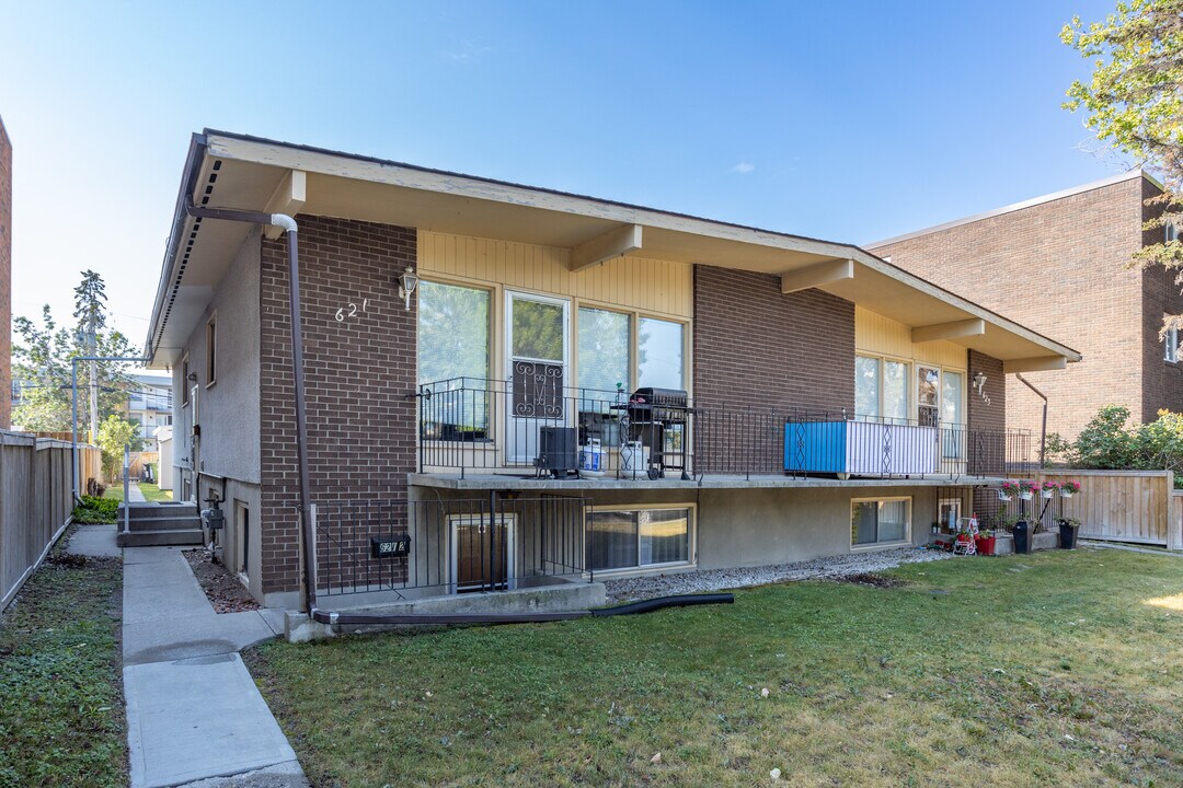 623 57 Av SW in Calgary, AB - Building Photo