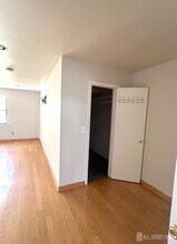 18 Adams Ct in East Brunswick, NJ - Building Photo - Building Photo