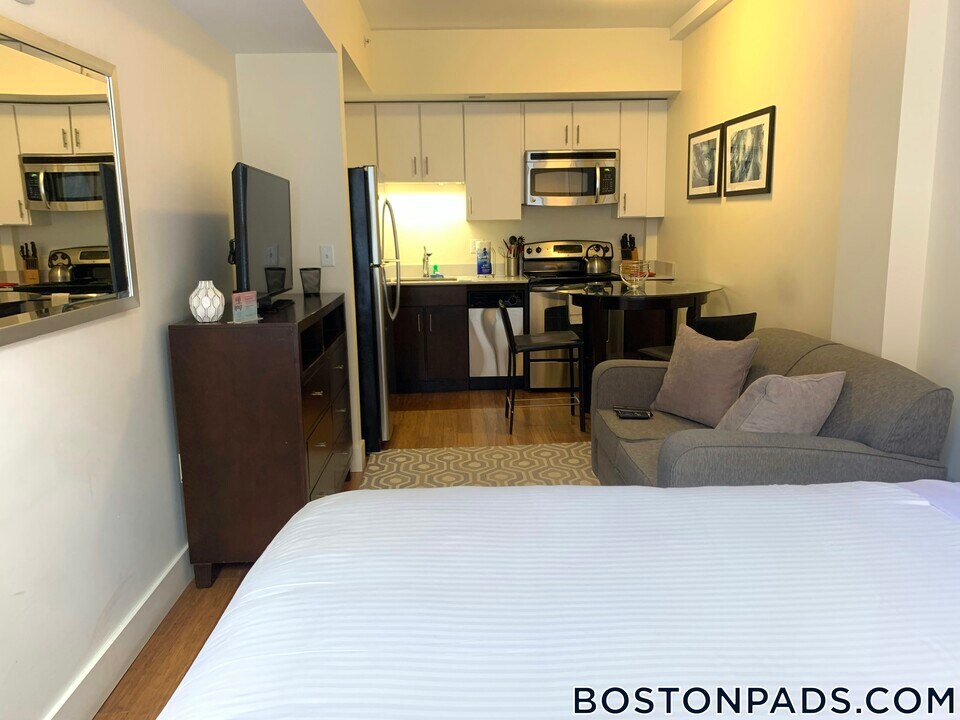 8 Winter Pl in Boston, MA - Building Photo
