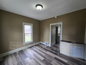 823 Glenwood St in Waterloo, IA - Building Photo - Building Photo