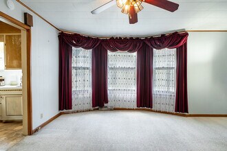 614 NE Emmett St in Topeka, KS - Foto de edificio - Building Photo