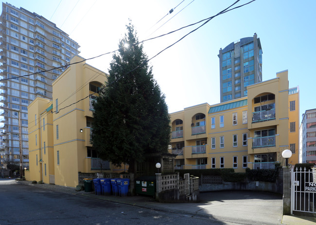 Gilford Court in Vancouver, BC - Building Photo - Building Photo