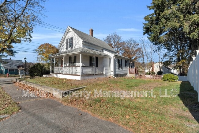 2 Bellevue Ave in Wakefield, MA - Building Photo - Building Photo