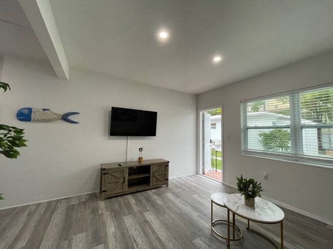 1117 Douglas Rd in Miami, FL - Building Photo - Building Photo