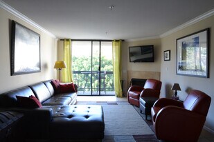 7320 Hawthorn Ave, Unit 205 in Los Angeles, CA - Building Photo