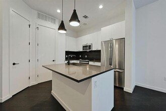 800 Embassy Dr in Austin, TX - Foto de edificio - Building Photo