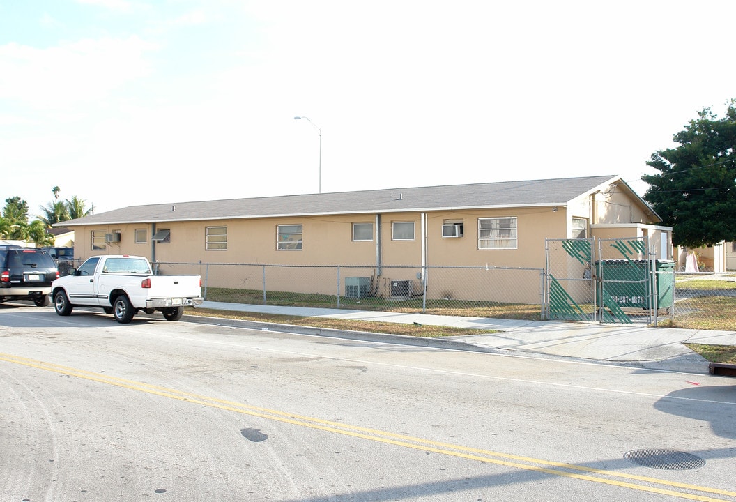 78-98 W 24th St in Hialeah, FL - Building Photo