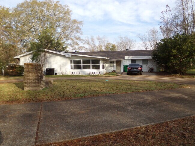 706 Warpath Rd in Columbus, MS - Building Photo - Building Photo