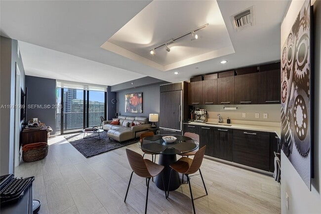 45 SW 9th St, Unit 3405 in Miami, FL - Building Photo - Building Photo