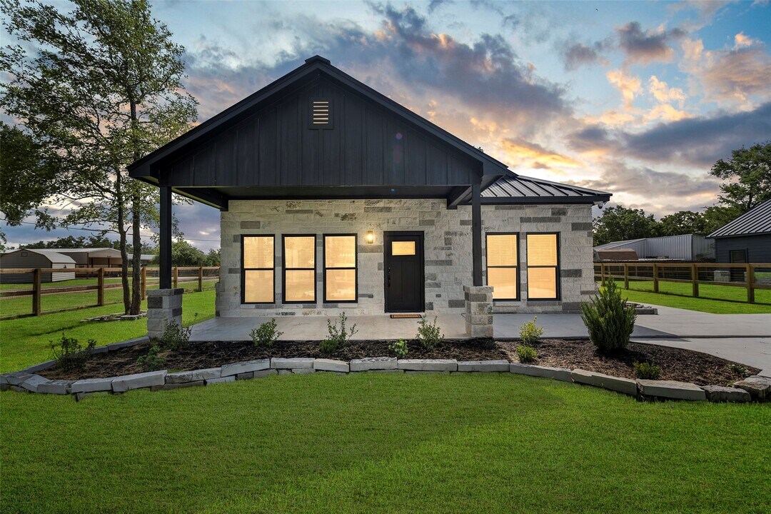 310 Sweet Gum Ln in Somerville, TX - Building Photo