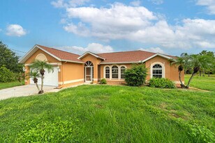 3561 22nd Ave NE in Naples, FL - Building Photo