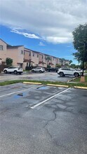 575 W Park Dr in Miami, FL - Building Photo - Building Photo