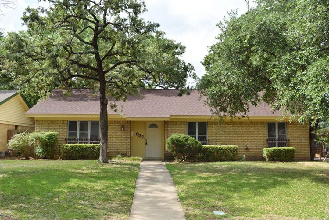837 Royal Terrace in Hurst, TX - Foto de edificio