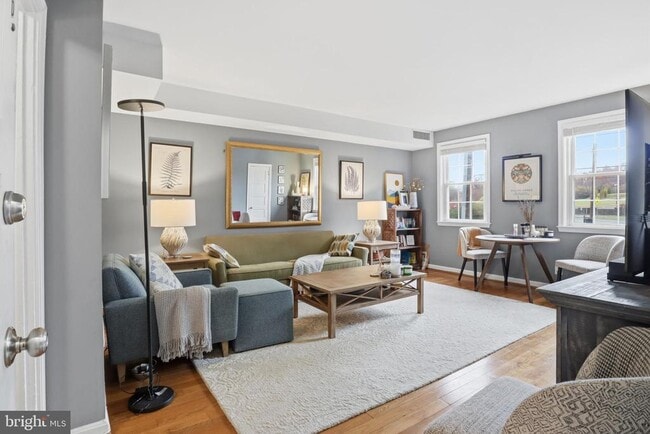 7 Russell Rd in Alexandria, VA - Building Photo - Building Photo