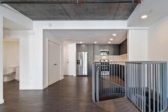 5750 Hollywood Blvd, Unit 232 in Los Angeles, CA - Building Photo - Building Photo
