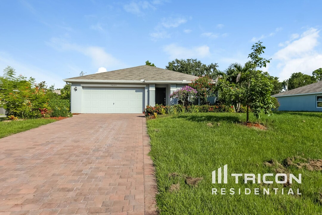 5423 Brussels Terrace in Port Charlotte, FL - Building Photo