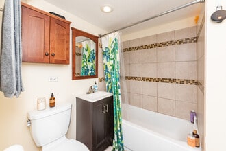 2833 N Albany Ave, Unit G in Chicago, IL - Building Photo - Building Photo