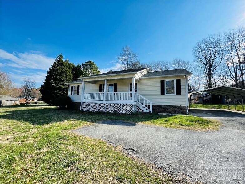 2499 Brookwood Rd in Lincolnton, NC - Foto de edificio