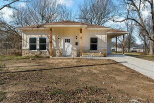 1371 10th St NE in Paris, TX - Building Photo