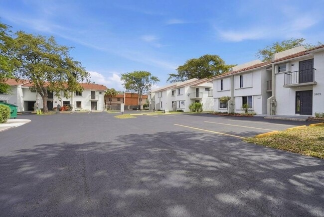 3907 NW 76th Terrace in Hollywood, FL - Building Photo - Building Photo