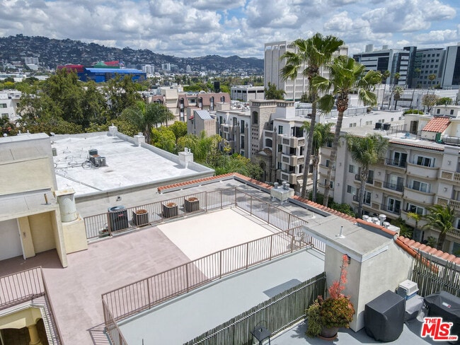 123 S Clark Dr in Los Angeles, CA - Building Photo - Building Photo