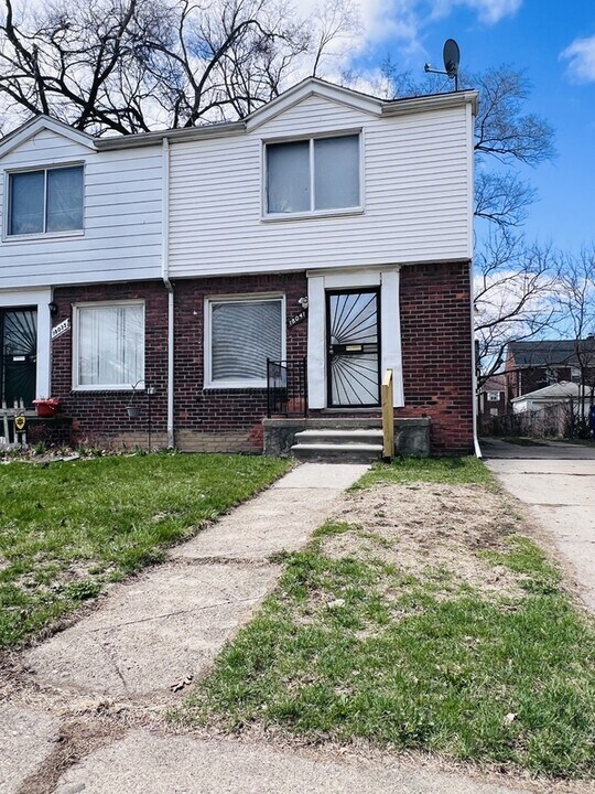 18041 Meyers Rd in Detroit, MI - Building Photo