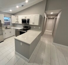 1724 NW 1st Pl in Miami, FL - Foto de edificio - Building Photo