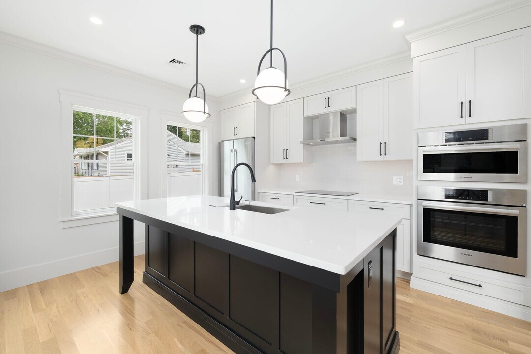 35 Anchor Way in Newport, RI - Building Photo