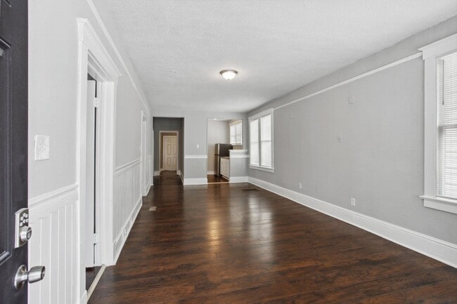 property at 923 W Victory Dr