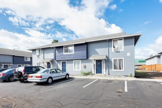 Wellington Court Townhomes in Vancouver, WA - Building Photo - Building Photo