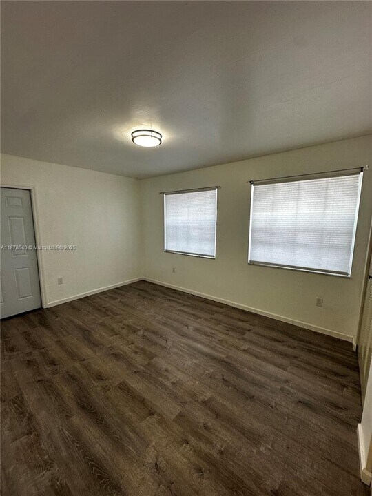 7330 W 30th Ave in Hialeah, FL - Foto de edificio