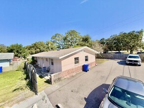 972 San Christopher Dr in Dunedin, FL - Building Photo - Building Photo