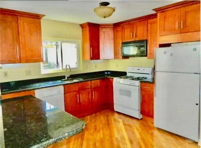 327 W 4th St in Boston, MA - Building Photo - Building Photo