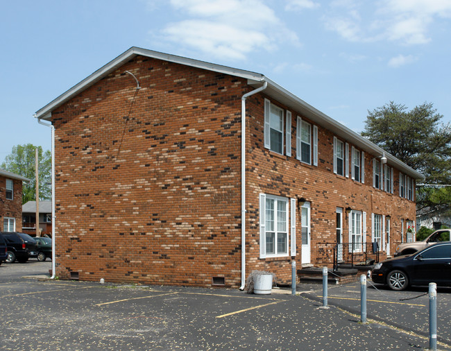 The Oaks Townhouses in Hurricane, WV - Building Photo - Building Photo