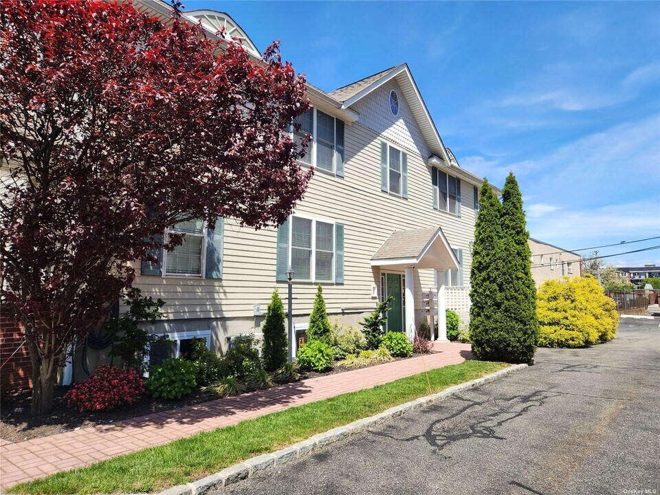 52 N Bergen Pl, Unit 4 in Freeport, NY - Building Photo